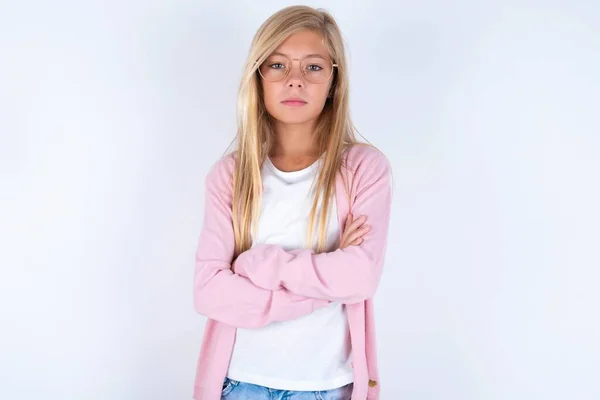 Blond Meisje Dragen Roze Jas Bril Witte Achtergrond Met Gekruiste — Stockfoto