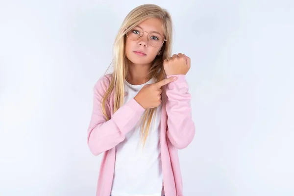 Blonďatá Holčička Růžové Bundě Brýlích Bílém Pozadí Spěchu Ukazuje Čas — Stock fotografie