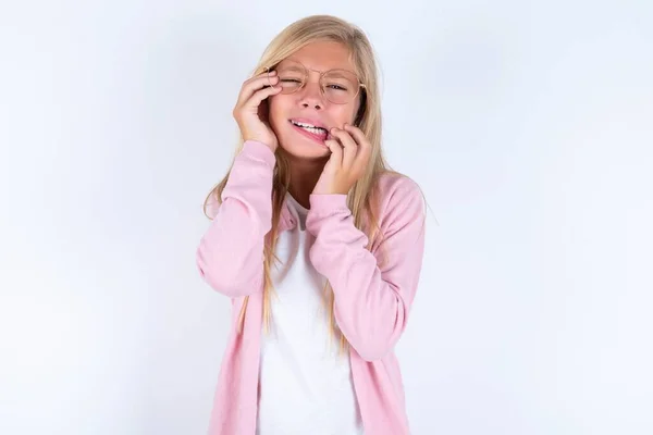 Menina Loira Vestindo Jaqueta Rosa Óculos Sobre Fundo Branco Parece — Fotografia de Stock