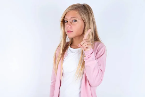 Блондинка Дівчинка Рожевій Куртці Окулярах Над Білим Тлом Вказуючи — стокове фото