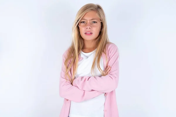 Blond Meisje Dragen Roze Jas Bril Witte Achtergrond Met Gekruiste — Stockfoto