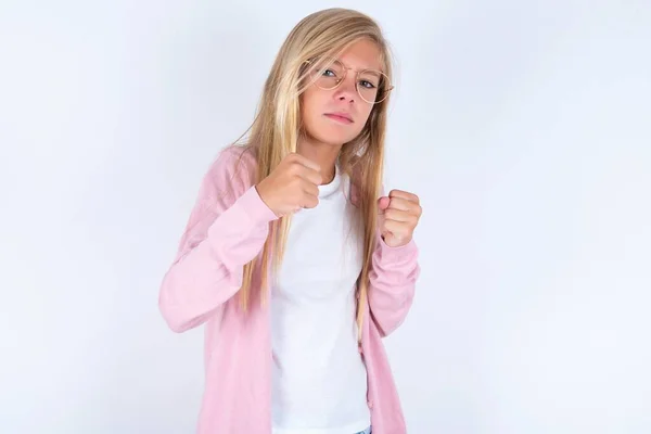 Blondes Kleines Mädchen Rosa Jacke Und Brille Vor Weißem Hintergrund — Stockfoto