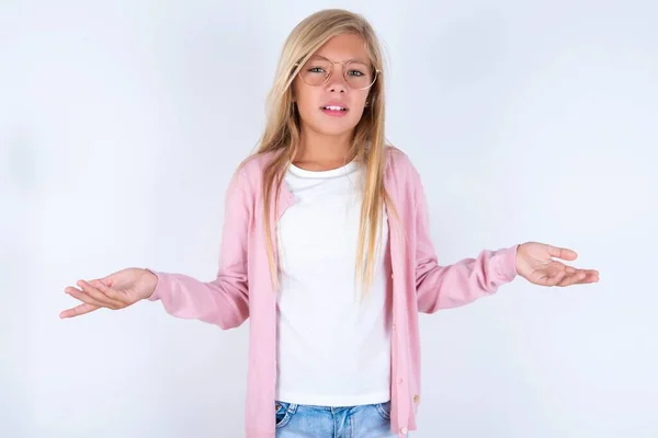 Blondes Kleines Mädchen Rosafarbener Jacke Und Brille Vor Weißem Hintergrund — Stockfoto