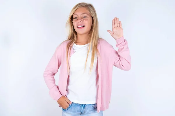 Blondynka Różowej Kurtce Okularach Białym Tle Zrzekając Się Witania Szczęśliwy — Zdjęcie stockowe