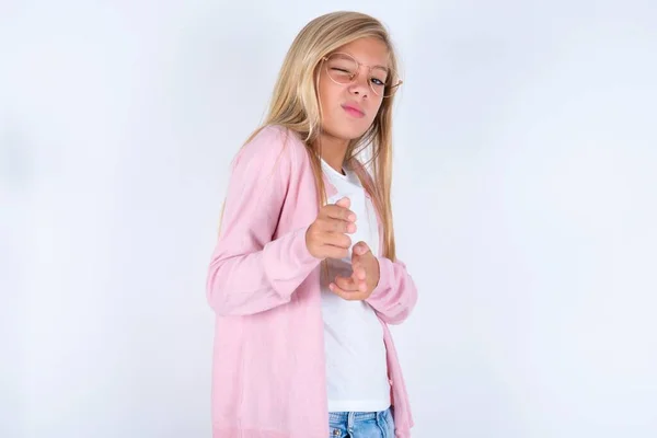 Blond Liten Flicka Bär Rosa Jacka Och Glasögon Över Vit — Stockfoto