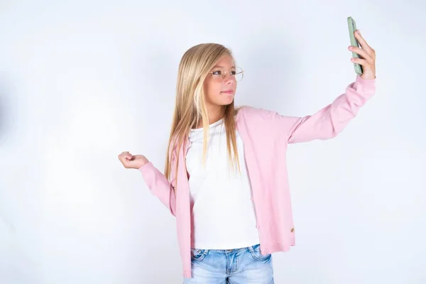 Blond Liten Flicka Bär Rosa Jacka Och Glasögon Över Vit — Stockfoto