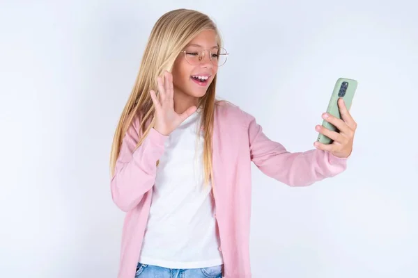 Bionda Bambina Indossa Giacca Rosa Occhiali Sfondo Bianco Facendo Selfie — Foto Stock