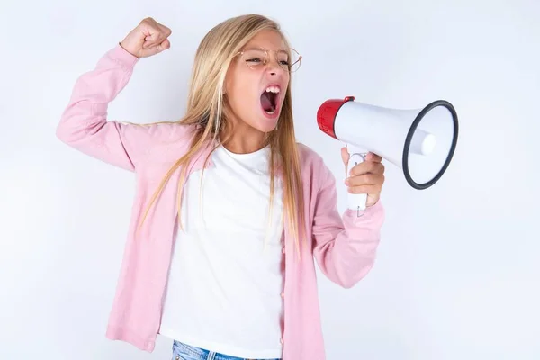 Blondynka Różowej Kurtce Okularach Białym Tle Komunikuje Się Krzycząc Głośno — Zdjęcie stockowe
