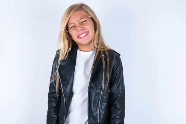 긍정적 아름다운 금발의 소녀는 자전거 자켓과 배경에 안경을 과장된 웃음은 — 스톡 사진