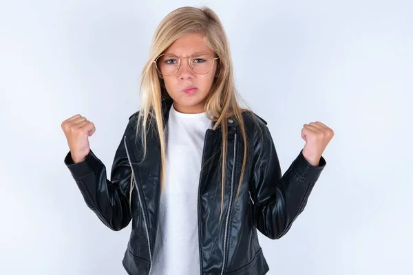 Irritiertes Schönes Blondes Kleines Mädchen Bikerjacke Und Brille Vor Weißem — Stockfoto