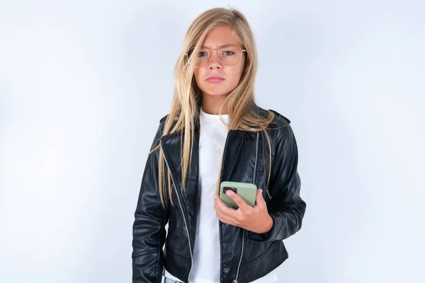 Ontevreden Mooie Blonde Meisje Dragen Biker Jas Bril Witte Achtergrond — Stockfoto