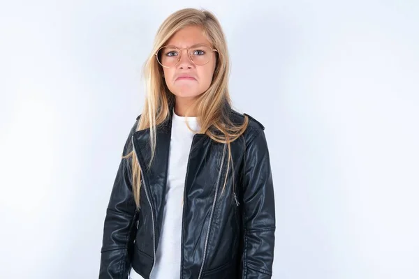 Schönes Blondes Kleines Mädchen Mit Bikerjacke Und Brille Vor Weißem — Stockfoto