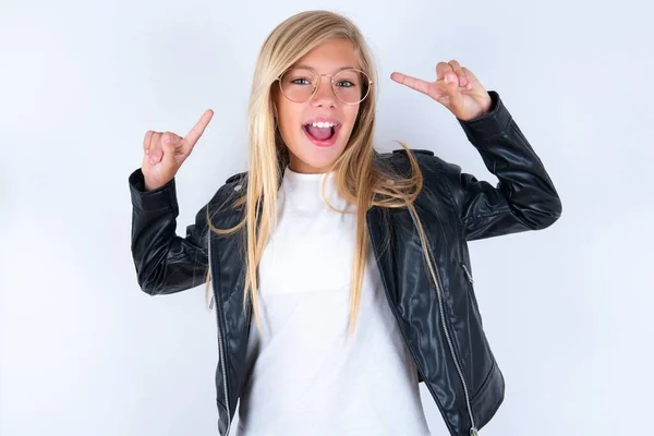 Alegre Hermosa Niña Rubia Con Chaqueta Ciclista Gafas Sobre Fondo —  Fotos de Stock