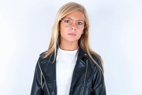 Ontevreden Mooie Blonde Meisje Dragen Biker Jas Bril Witte Achtergrond — Stockfoto