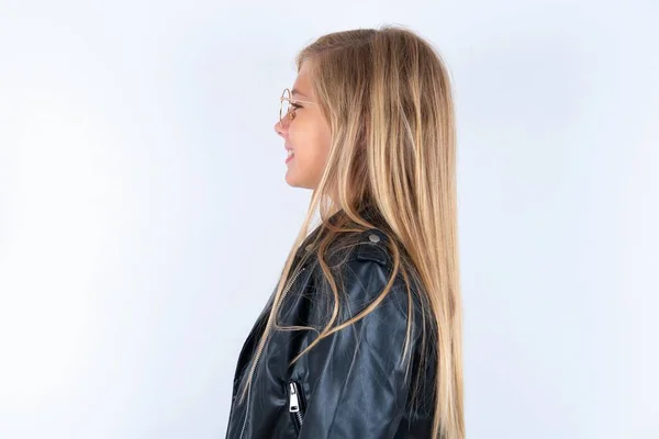 Profil Portrait Von Netten Blonden Kleinen Mädchen Tragen Bikerjacke Und — Stockfoto