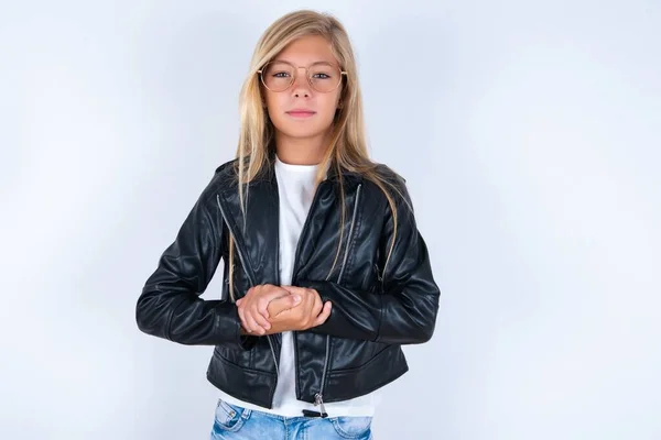 Foto Van Vrolijk Zelfverzekerd Mooi Blond Klein Meisje Dragen Biker — Stockfoto