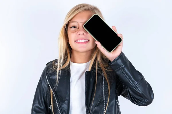 Hermosa Niña Rubia Con Chaqueta Ciclista Gafas Sobre Fondo Blanco — Foto de Stock