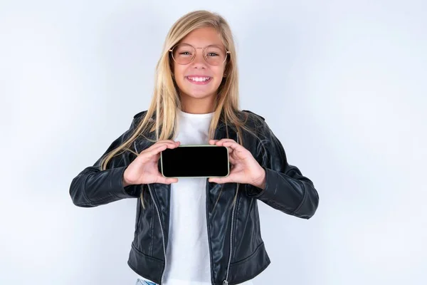 Alegre Conteúdo Alegre Linda Menina Loira Vestindo Jaqueta Motociclista Óculos — Fotografia de Stock