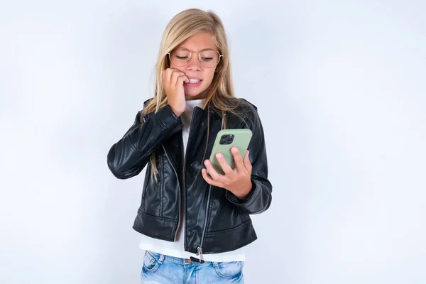 Retrato Muito Assustado Linda Menina Loira Vestindo Jaqueta Motociclista Óculos — Fotografia de Stock