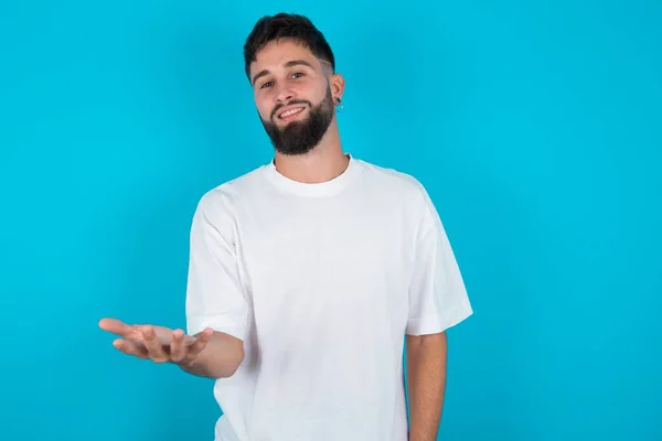 Homem Caucasiano Barbudo Vestindo Camiseta Branca Sobre Fundo Azul Sorrindo — Fotografia de Stock