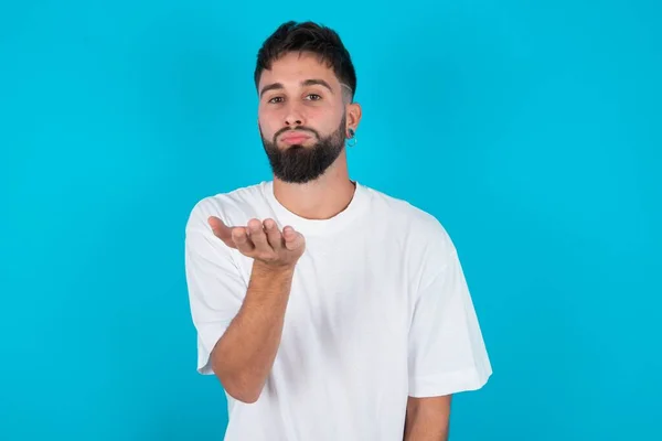 Homem Caucasiano Barbudo Vestindo Camiseta Branca Sobre Fundo Azul Olhando — Fotografia de Stock