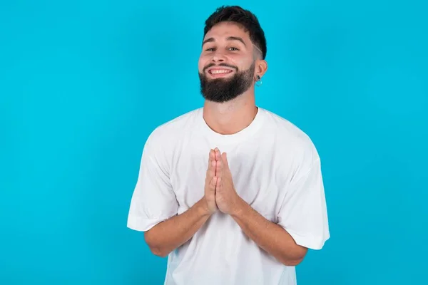 Homem Caucasiano Barbudo Vestindo Camiseta Branca Sobre Fundo Azul Sentindo — Fotografia de Stock