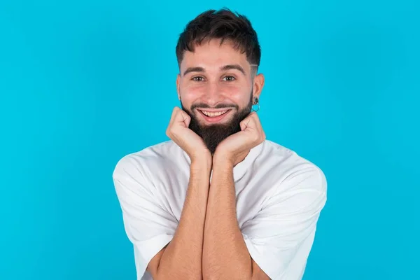 Dromerige Blanke Man Met Baard Draagt Wit Shirt Blauwe Achtergrond — Stockfoto