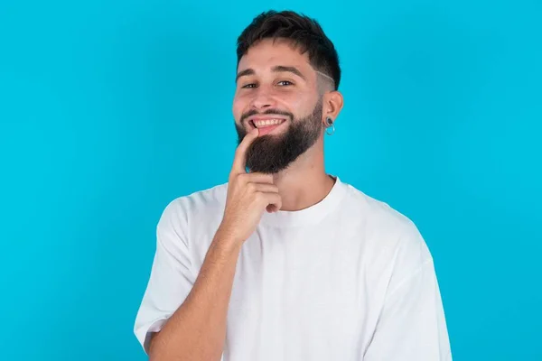 Hombre Caucásico Barbudo Con Camiseta Blanca Sobre Fondo Azul Con — Foto de Stock