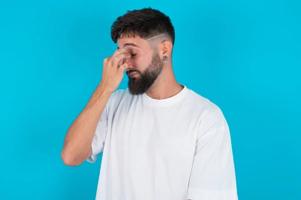 Zeer Boos Bebaarde Blanke Man Draagt Witte Shirt Blauwe Achtergrond — Stockfoto