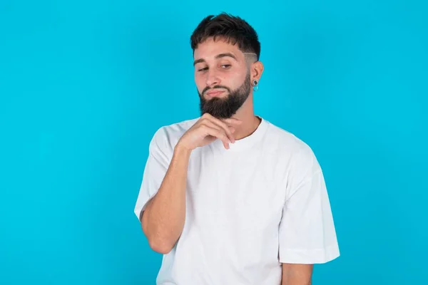 Hombre Caucásico Barbudo Soñador Que Usa Una Camiseta Blanca Sobre — Foto de Stock