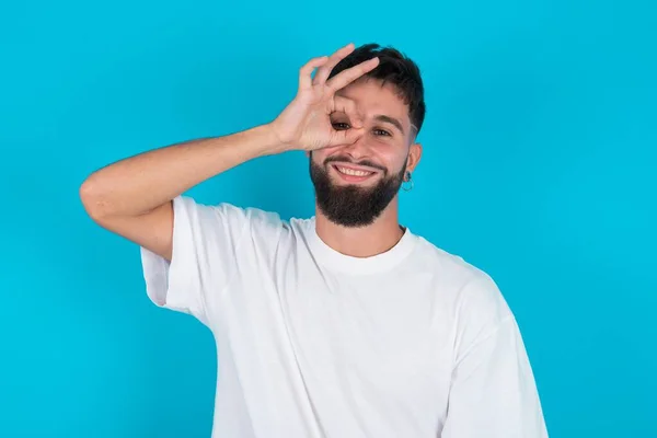 Barbudo Caucasiano Homem Vestindo Branco Shirt Sobre Azul Fundo Com — Fotografia de Stock