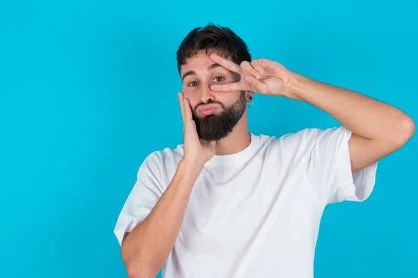 Barbudo Caucasiano Homem Vestindo Branco Shirt Sobre Azul Fundo Fazendo — Fotografia de Stock