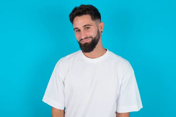 Barbudo Hombre Caucásico Con Camiseta Blanca Sobre Fondo Azul Con —  Fotos de Stock