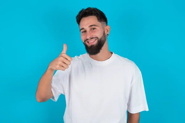 Barbudo Hombre Caucásico Vistiendo Camiseta Blanca Sobre Fondo Azul Dando —  Fotos de Stock