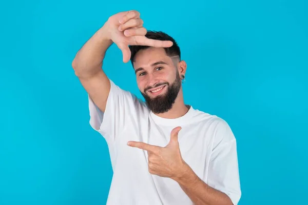 Positivo Barbudo Hombre Caucásico Con Camiseta Blanca Sobre Fondo Azul —  Fotos de Stock