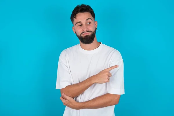 Retrato Homem Caucasiano Barbudo Vestindo Camiseta Branca Sobre Fundo Azul — Fotografia de Stock