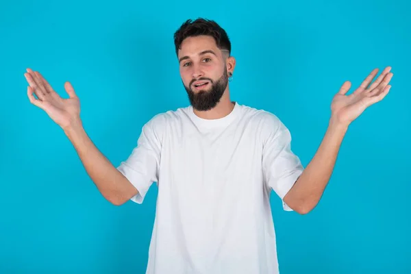 Homem Caucasiano Barbudo Alegre Vestindo Camiseta Branca Sobre Fundo Azul — Fotografia de Stock