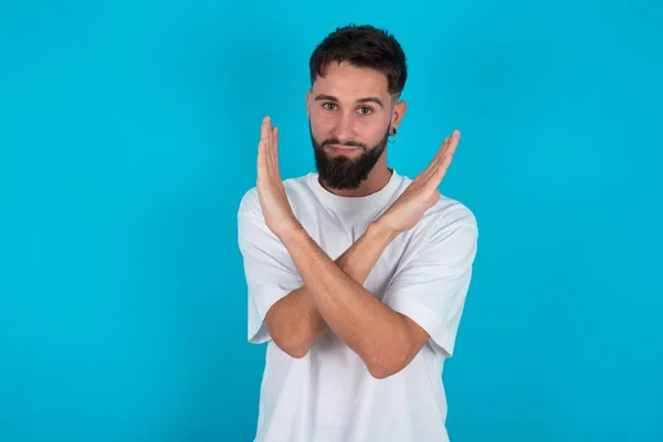 Bebaarde Blanke Man Draagt Witte Shirt Blauwe Achtergrond Heeft Afwijzing — Stockfoto