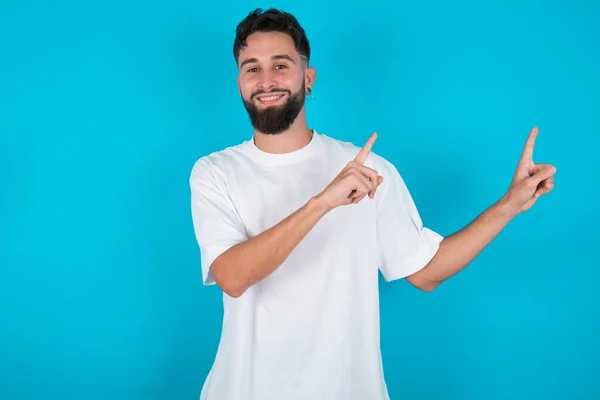 Hombre Caucásico Barbudo Positivo Con Camiseta Blanca Sobre Fondo Azul —  Fotos de Stock