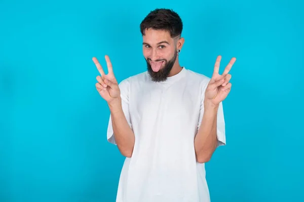 Homem Caucasiano Barbudo Vestindo Camiseta Branca Sobre Fundo Azul Com — Fotografia de Stock