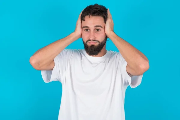 Frustrated Bearded Caucasian Man Wearing White Shirt Blue Background Plugging — Stock Photo, Image