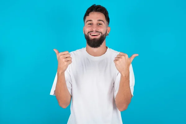 Optimistisch Bebaarde Blanke Man Draagt Wit Shirt Blauwe Achtergrond Met — Stockfoto