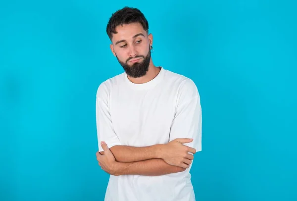 Ontevreden Bebaarde Blanke Man Draagt Wit Shirt Blauwe Achtergrond Met — Stockfoto