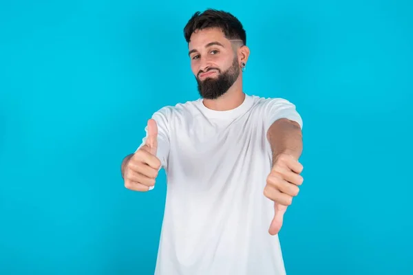 Bearded Caucasian Man Wearing White Shirt Blue Background Feeling Unsure — Stock Photo, Image