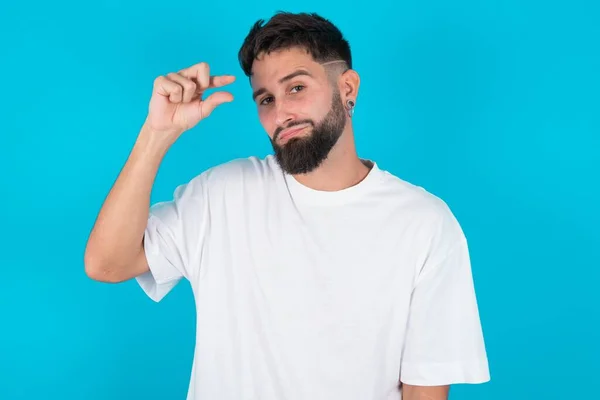 Homem Caucasiano Barbudo Perturbado Vestindo Camiseta Branca Sobre Formas Fundo — Fotografia de Stock