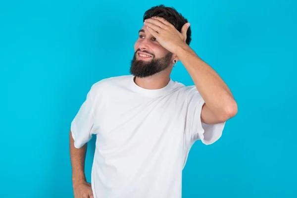 Hombre Caucásico Barbudo Con Camiseta Blanca Sobre Fondo Azul Tocando —  Fotos de Stock