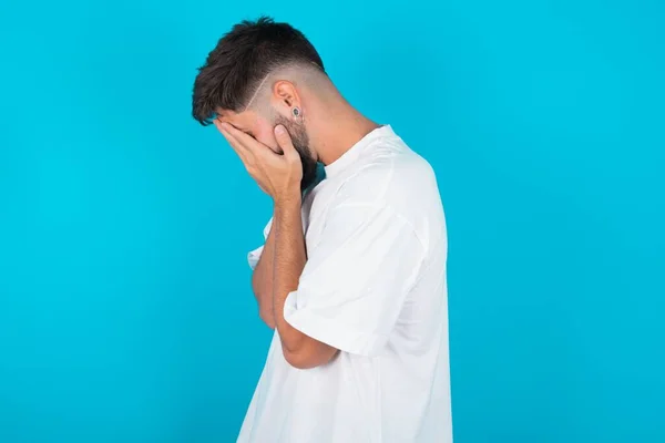 Homem Caucasiano Barbudo Triste Vestindo Camiseta Branca Sobre Fundo Azul — Fotografia de Stock