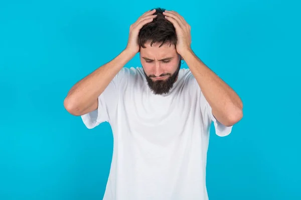 Bebaarde Blanke Man Draagt Wit Shirt Blauwe Achtergrond Met Hoofd — Stockfoto