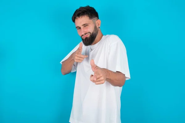 Você Bang Homem Caucasiano Barbudo Alegre Carismático Vestindo Camiseta Branca — Fotografia de Stock