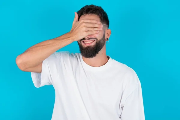 Gelukkig Bebaarde Blanke Man Draagt Witte Shirt Blauwe Achtergrond Sluiten — Stockfoto